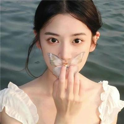 伊莱克特勒滑翔在蓝天