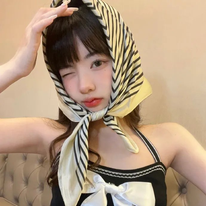 深深腥红